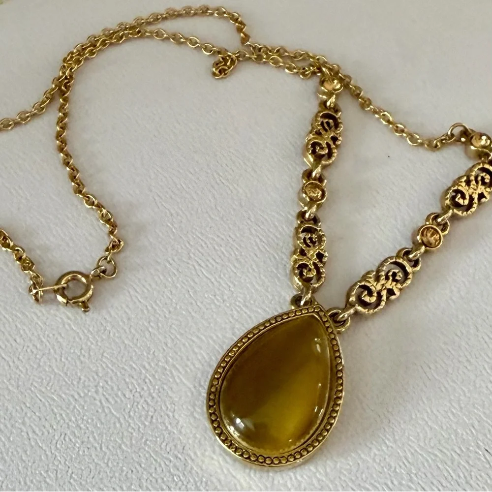 Vintage Gold-Tone Teardrop Pendant Necklace - Picture 4 of 11